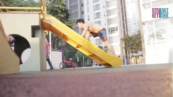 倒著爬上溜滑梯