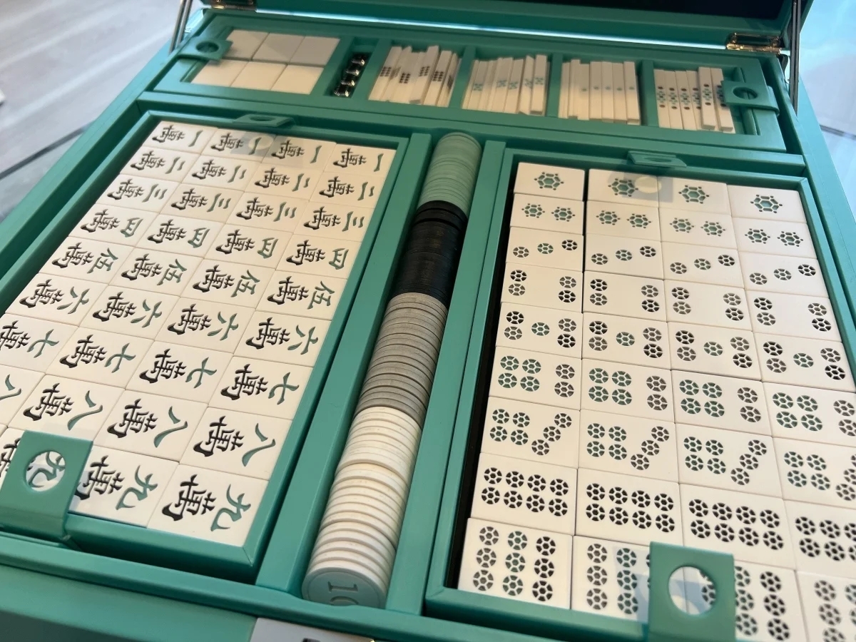 一打開Tiffany麻將組，湖水綠就美到令人屏息