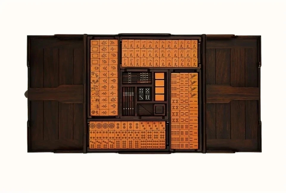 麻將採用平穩而時尚嘅黑檀烏木製作，極致奢華。