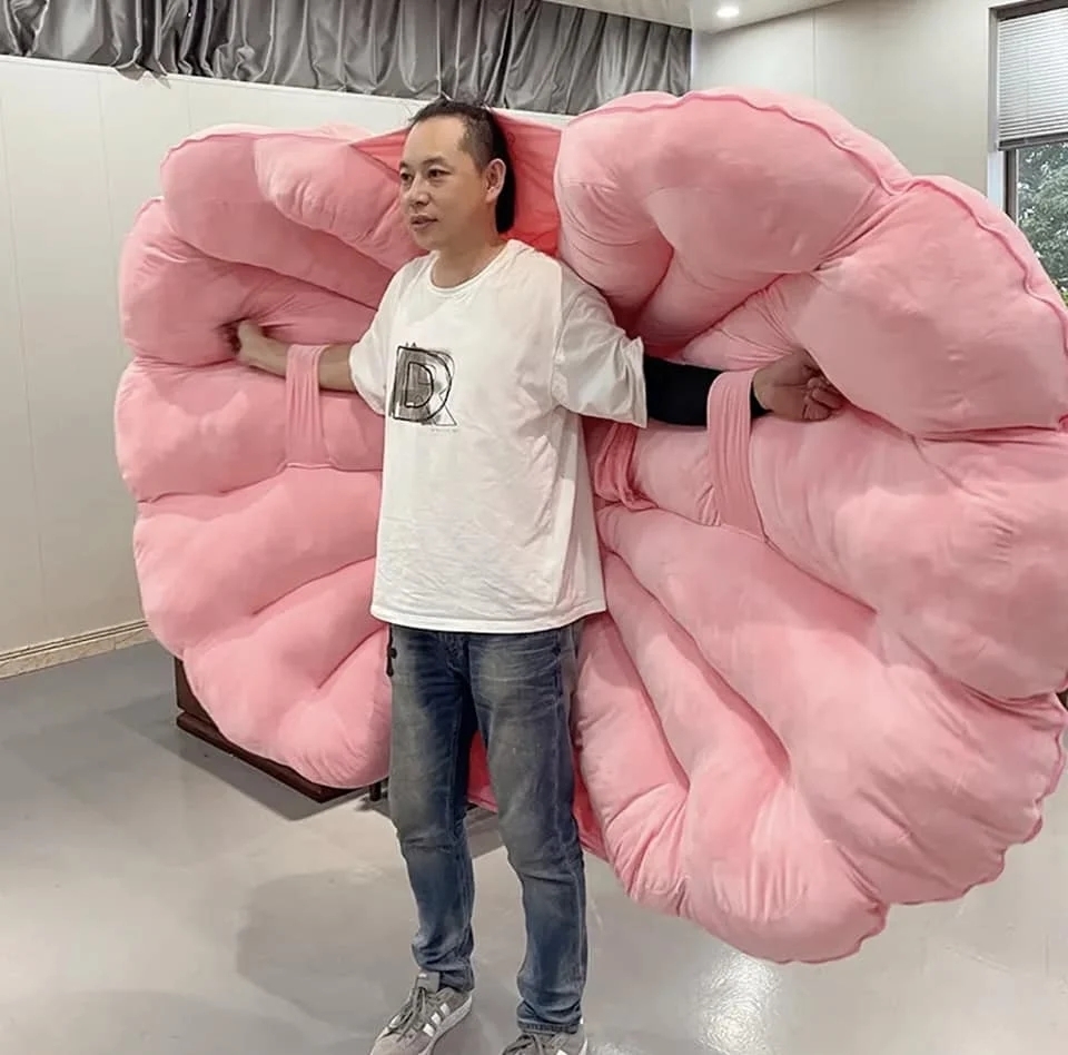 巨大粉紅蚌殼抱枕，還可以一秒變蚌殼精