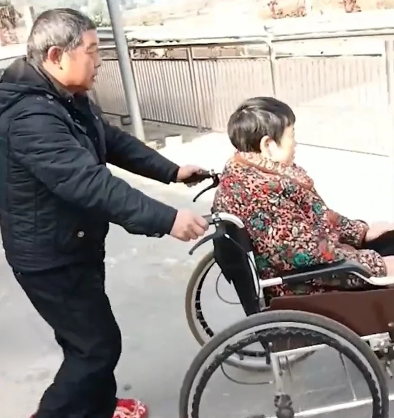 黃翠云車禍癱瘓,男友許志禮信守戀愛時的承諾照顧她一輩子
