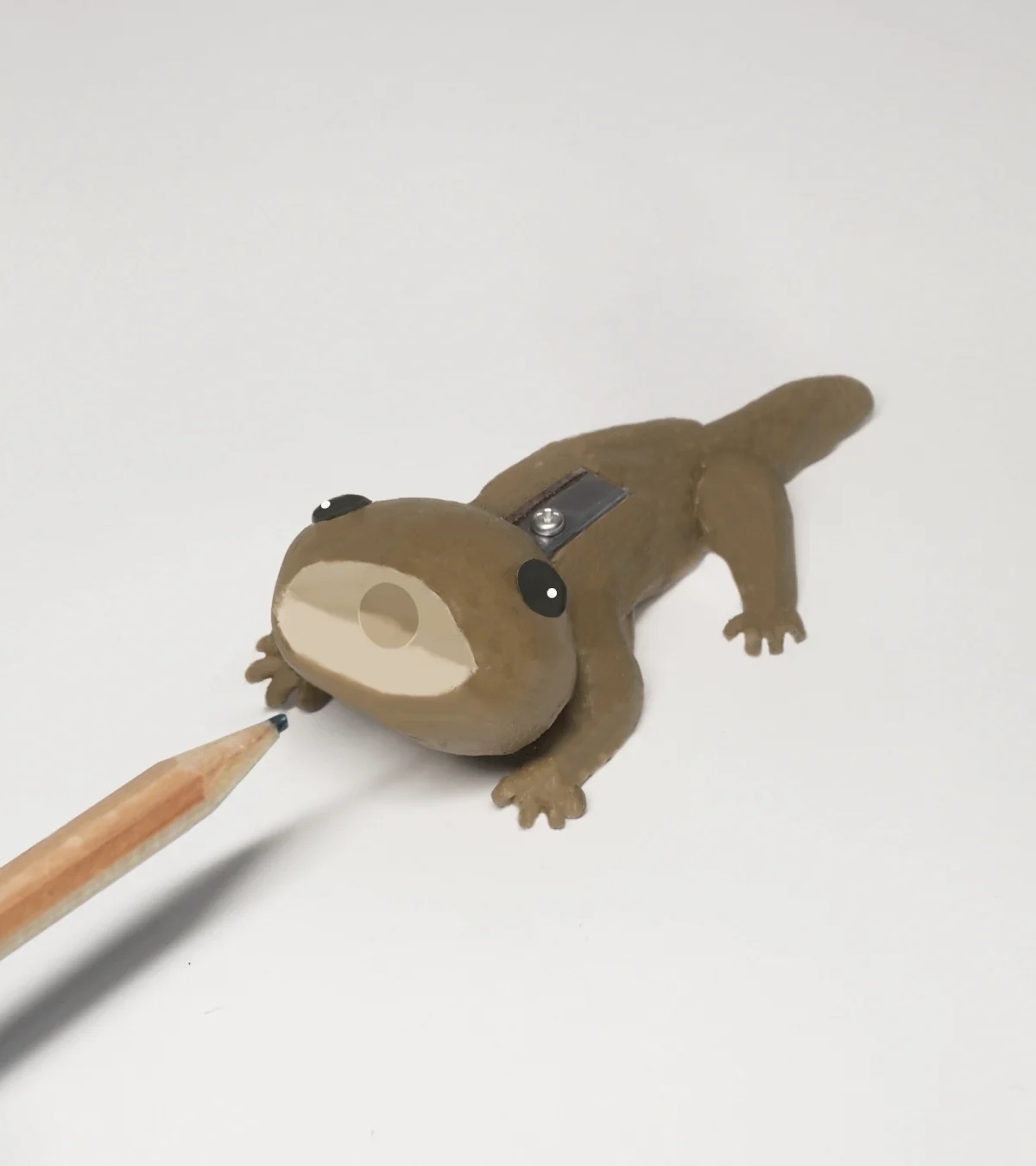 日本「傘蜥蜴削鉛筆機」推特爆紅