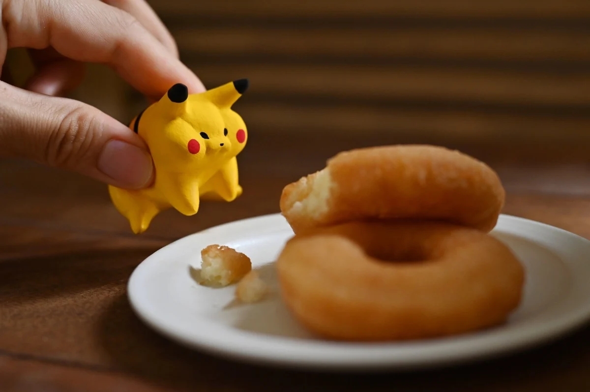 胖胖皮卡丘被抓到吃甜甜圈