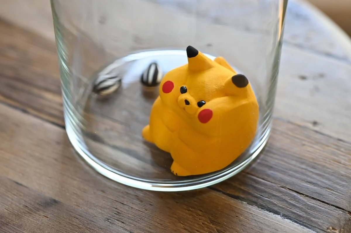 胖胖皮卡丘待在杯子裡