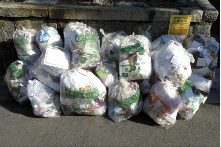 貧窮人家垃圾特徵4：不常丟垃圾，一丟就是好幾袋