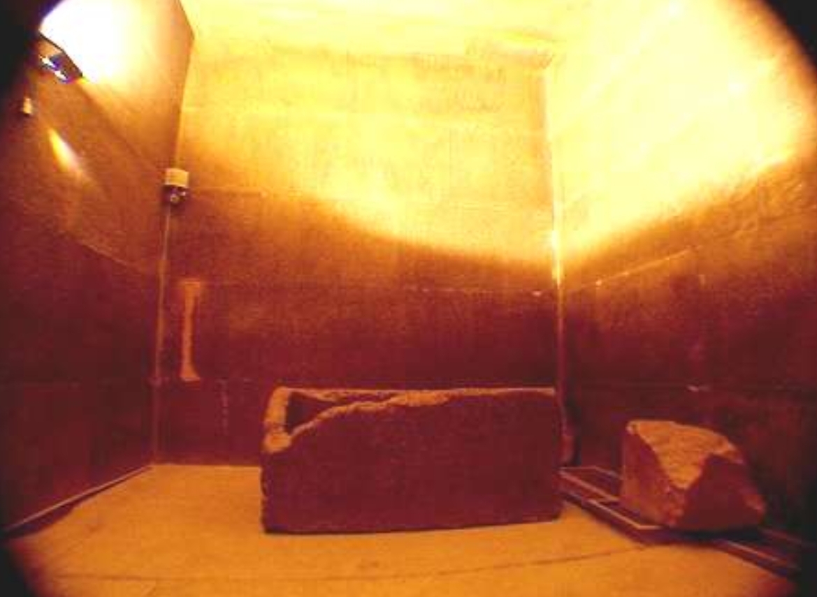 古夫金字塔最頂點，就是看法老王的棺柩