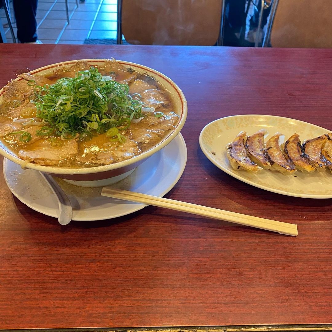 火焰拉麵加上叉燒配上煎餃吃起來令人直呼滿足。