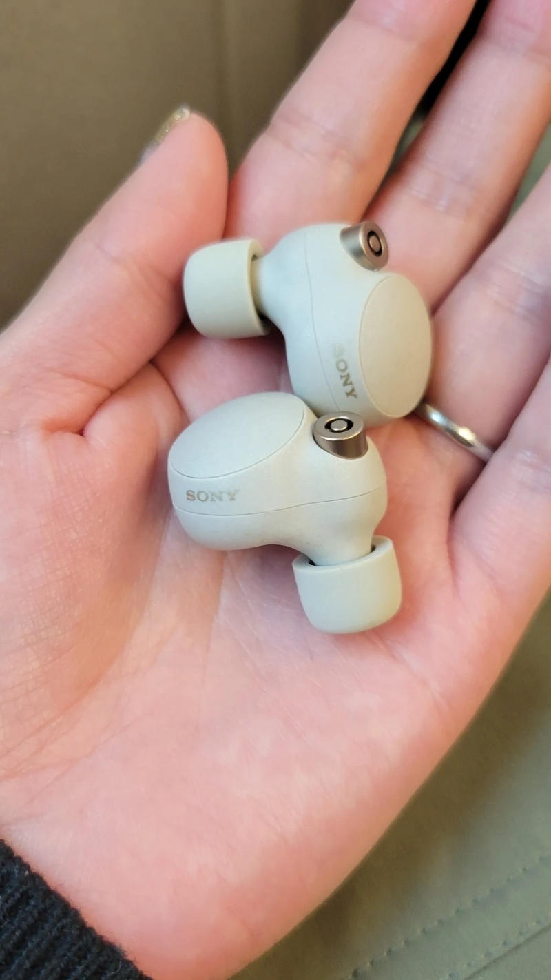 WF-1000XM4 真無線耳機將引領業界的降噪技術1及音訊品質提升至全新層次。耳機人體工學設計適合各種耳形,配戴時更加舒適。