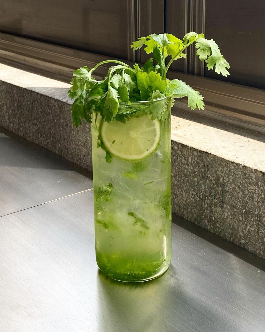 夏日裡來一杯香菜檸檬氣泡飲清涼帶勁!