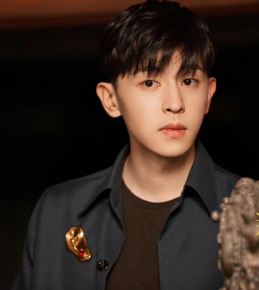 單眼皮帥哥鄧倫近年因為逃稅風波一度銷聲匿跡