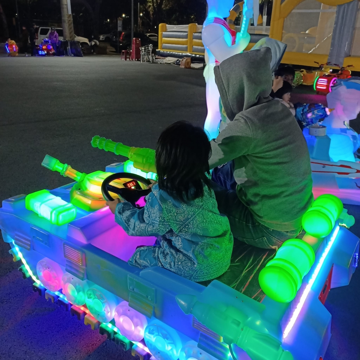 夜間炫光車