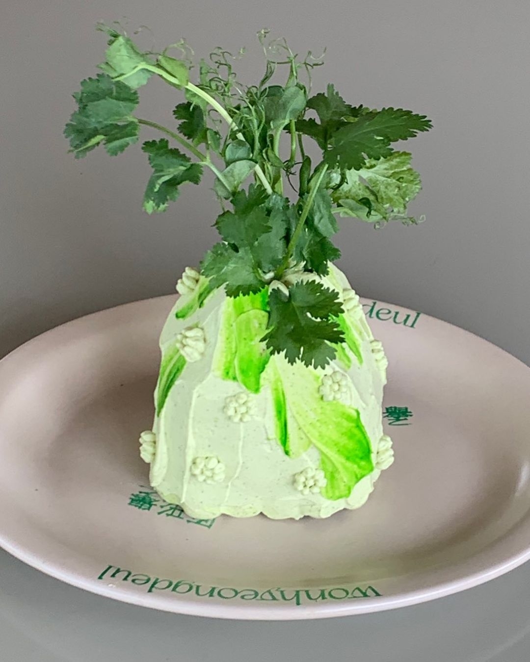 一整株香菜插上蛋糕用料不手軟!