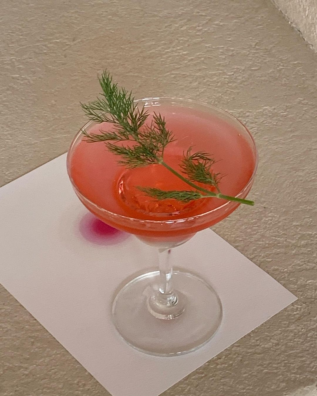 雞尾酒上頭也擺著香菜提味