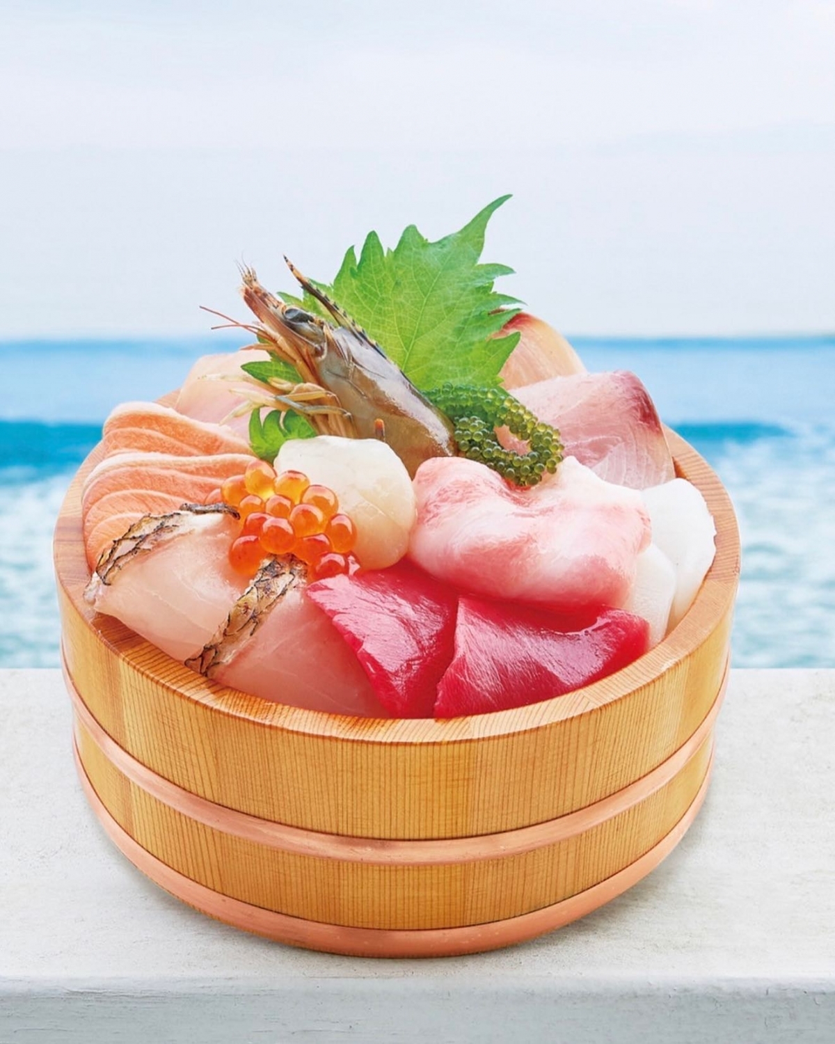 日本福岡「糸島食堂」將生魚片丼飯用木桶盛裝看起來更加澎湃！氣勢驚人。