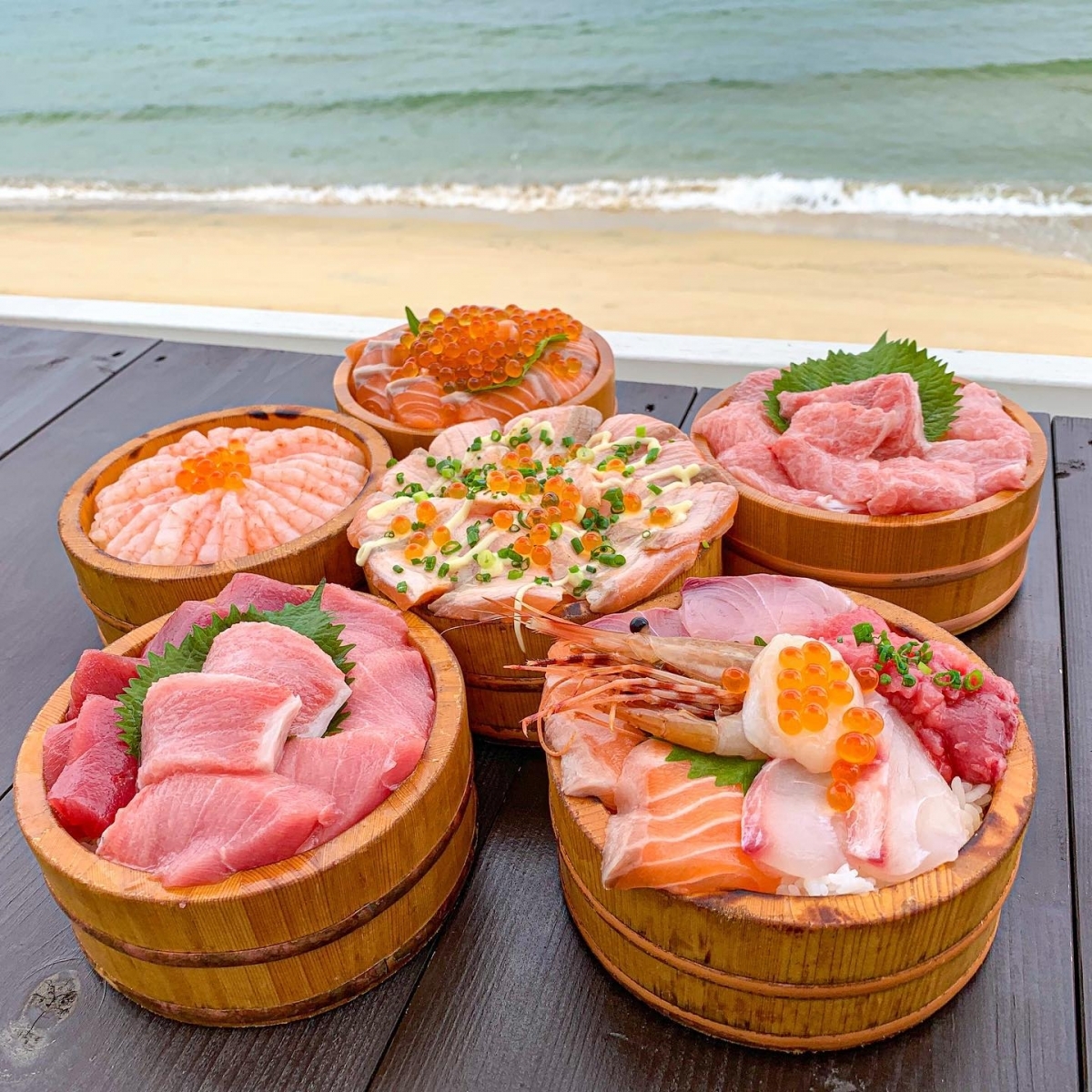 「糸島食堂」店裡推出豐富多元的生魚片丼組合，每一碗都令人垂涎三尺。