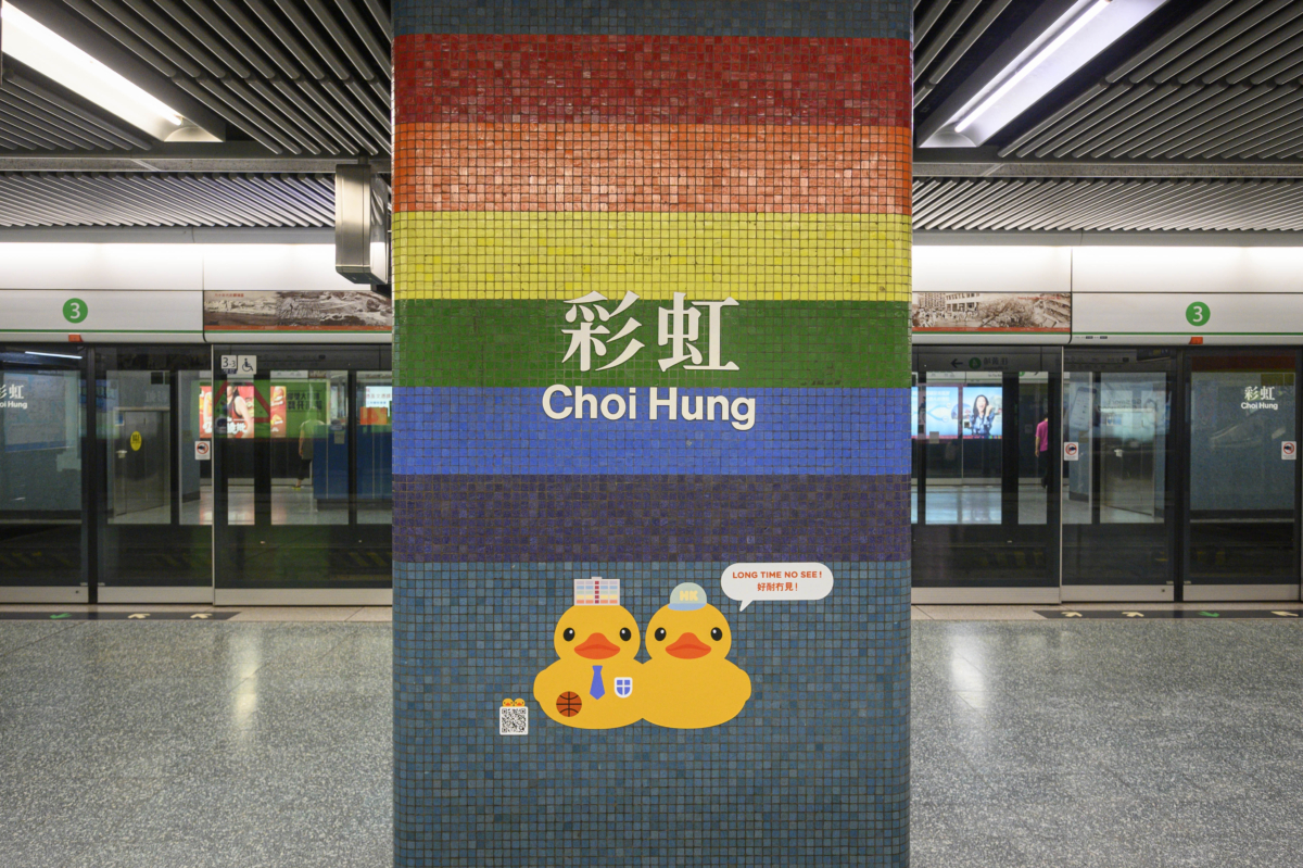 香港大型海上公共藝術展覽《橡皮鴨二重暢》