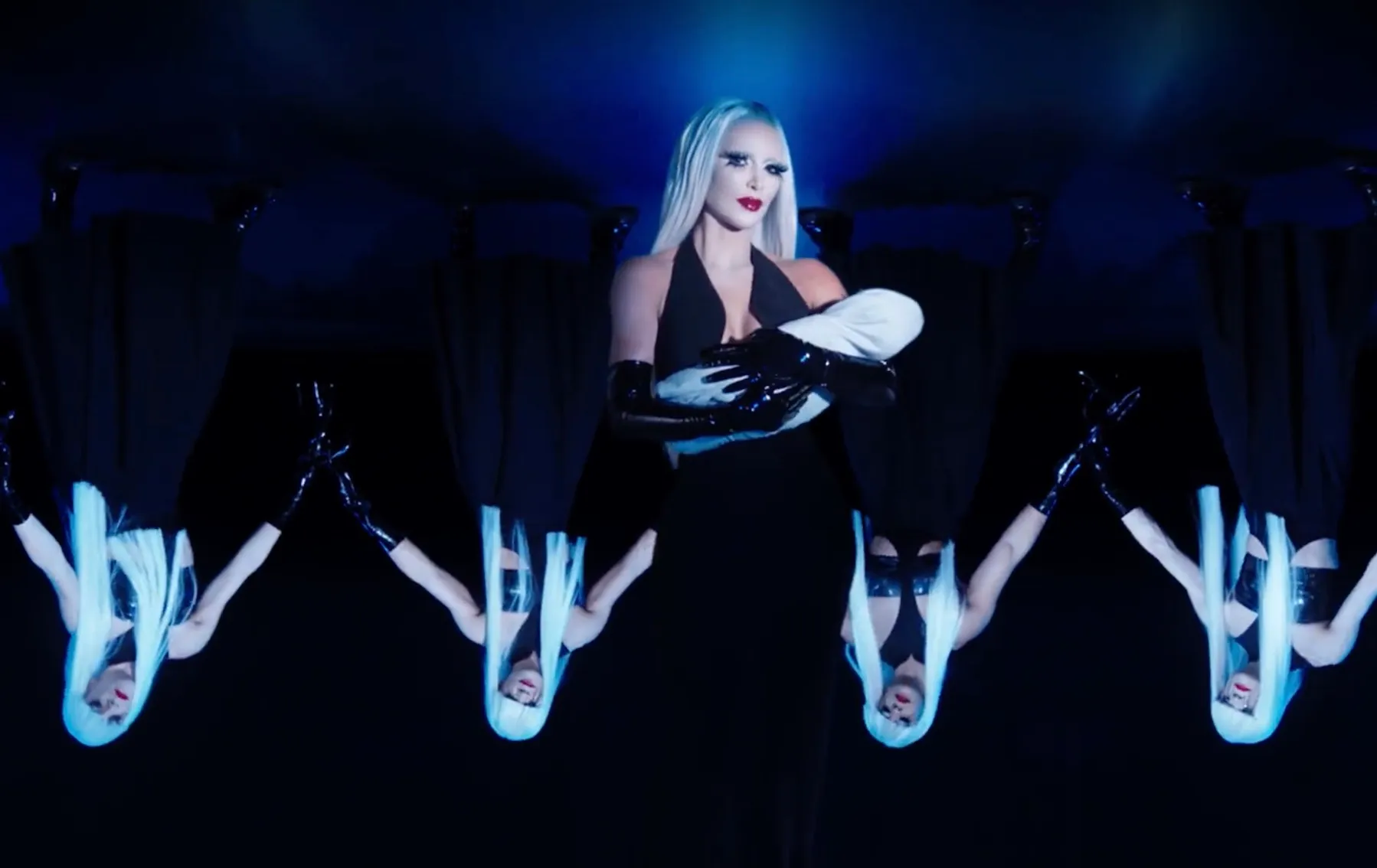 金卡戴珊飾演女主角「安娜」的好姊妹