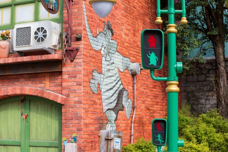 園區內不同高度的紅綠燈