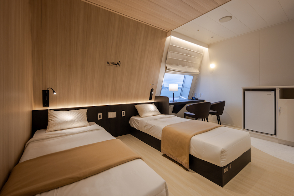 「澎湖輪」根據船外天色的變化調整光線