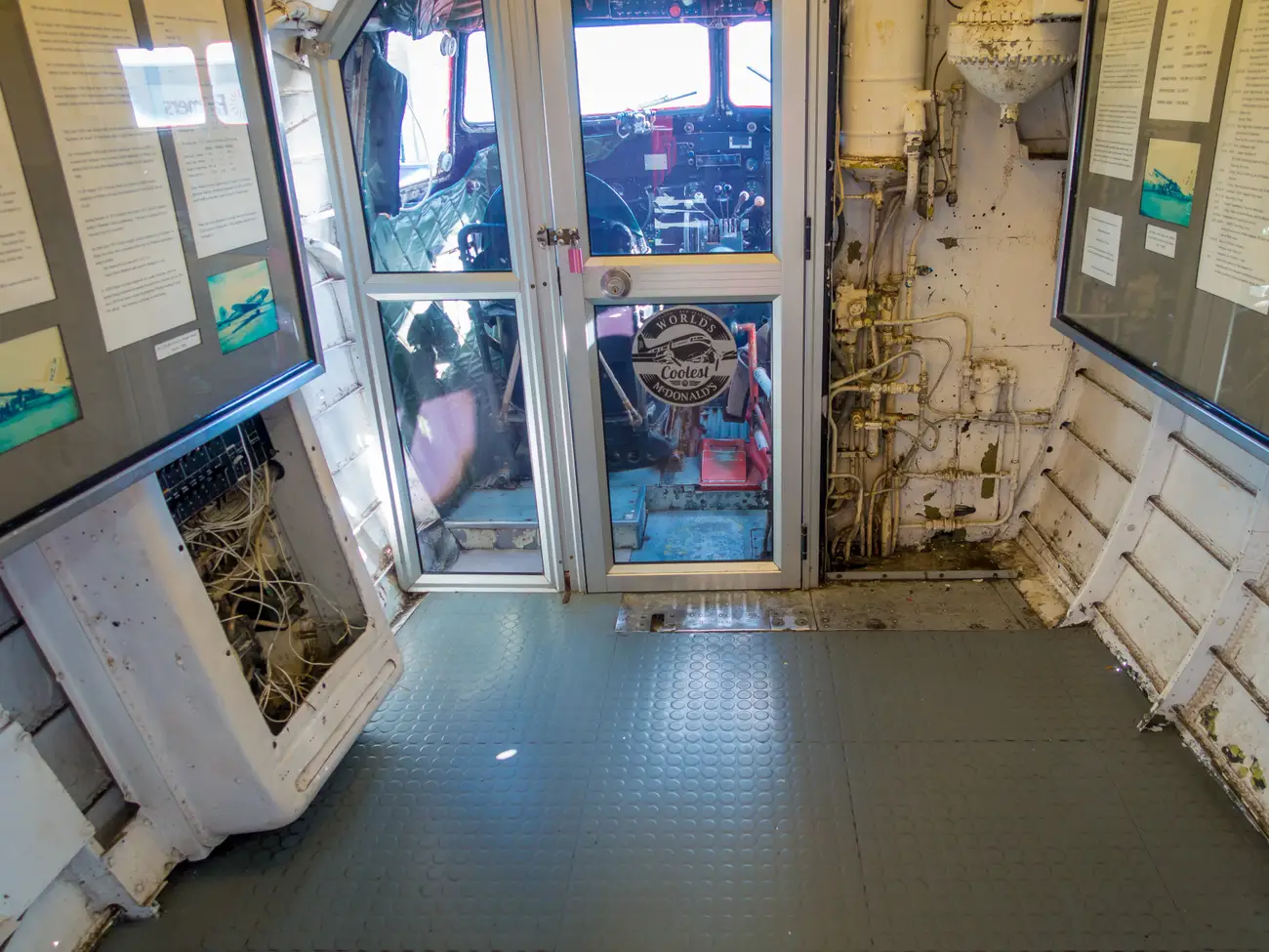 飛機上頭保留了原始駕駛艙供參觀