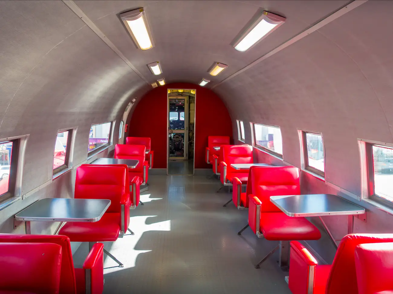 飛機內部經過重新裝潢和粉刷後