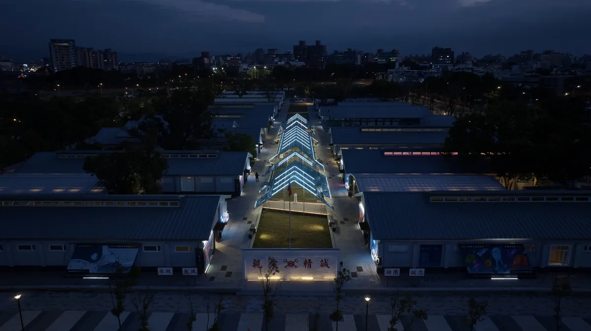 中央草溝區作為展覽視線中軸，設計出「溪畔的長草」風景