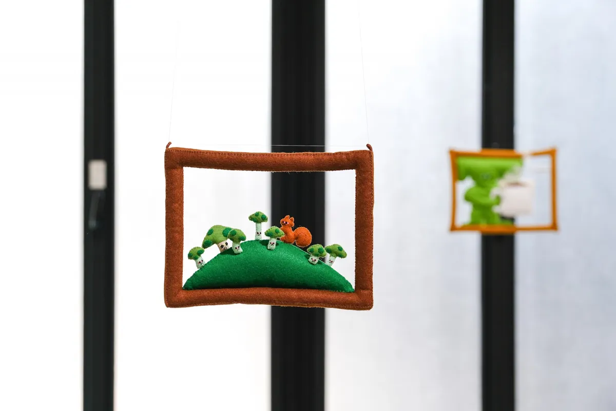 將視線穿越作品窗框能看見不同風景