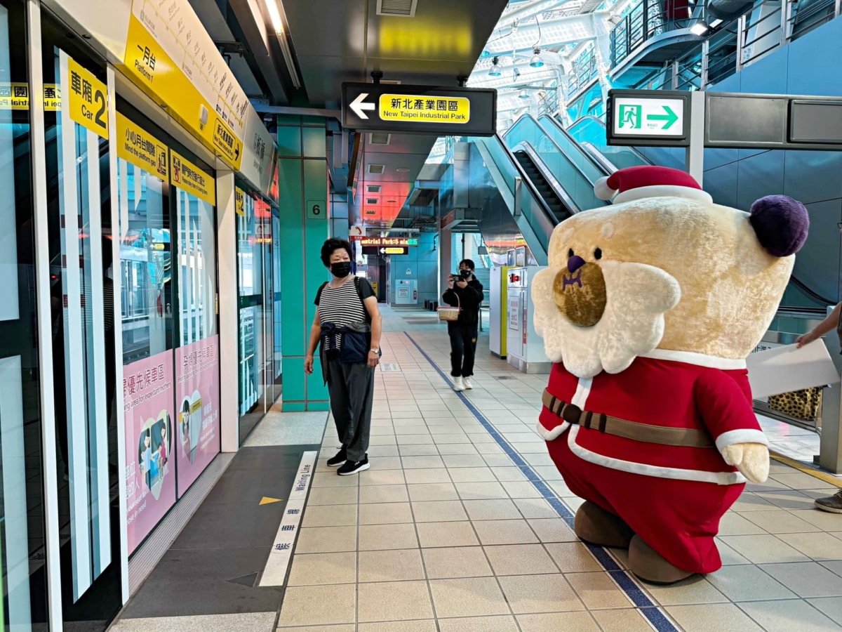 吉祥物「桑塔熊」現身