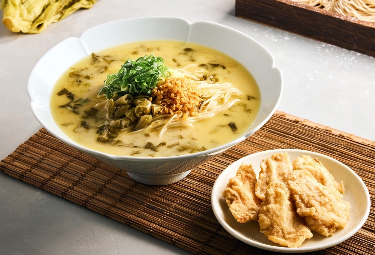 台灣首賣「酸菜金黃魚片雞白湯拉麵」