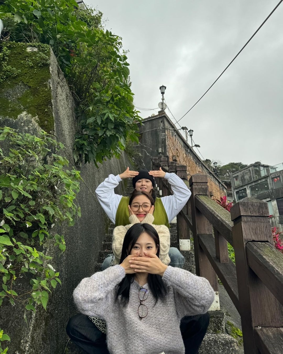 子瑜帶著志效、定延2位隊友踩點九份