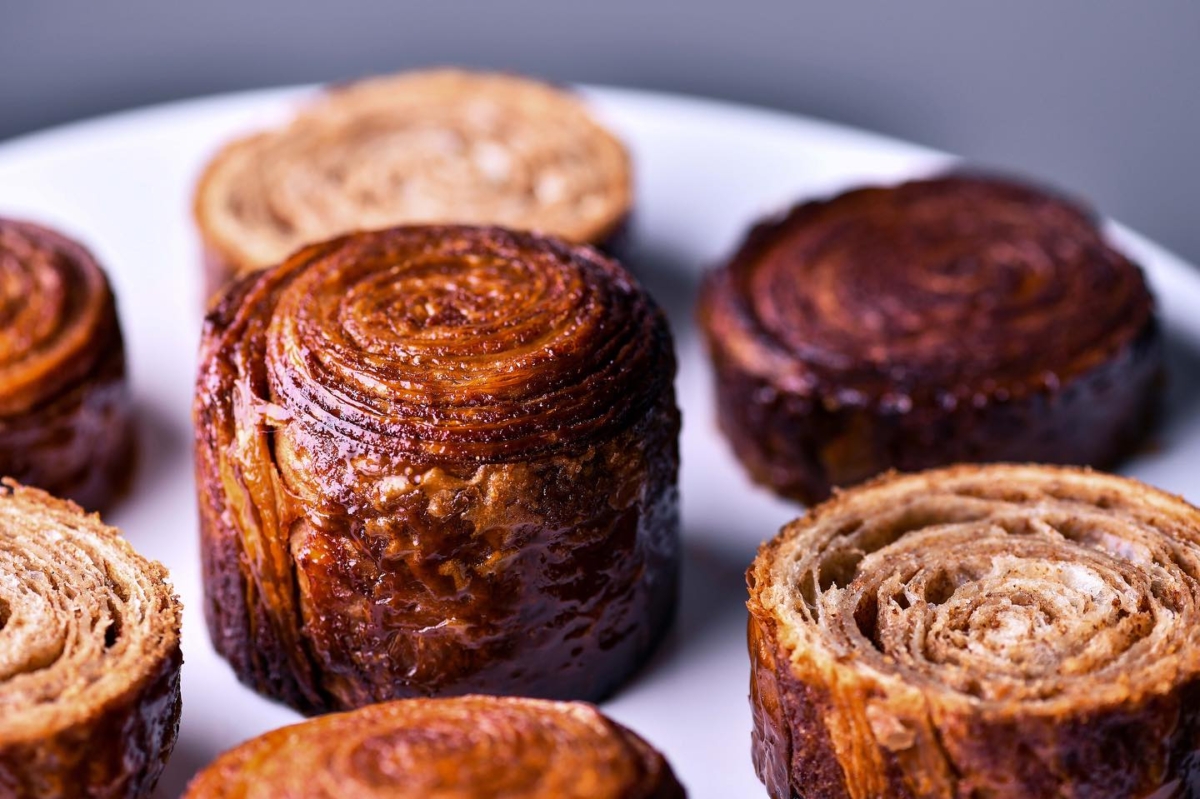 現場另有經典肉桂商品，與限定特調茶飲、咖啡