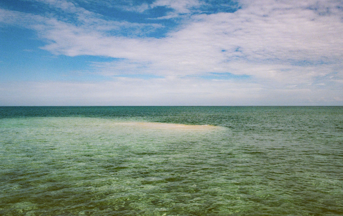 全球僅有兩座由珊瑚礁形成的島嶼之—巴拉斯島。這座神秘而極小的島嶼位於西表島以西，乘船約15分鐘即可到達