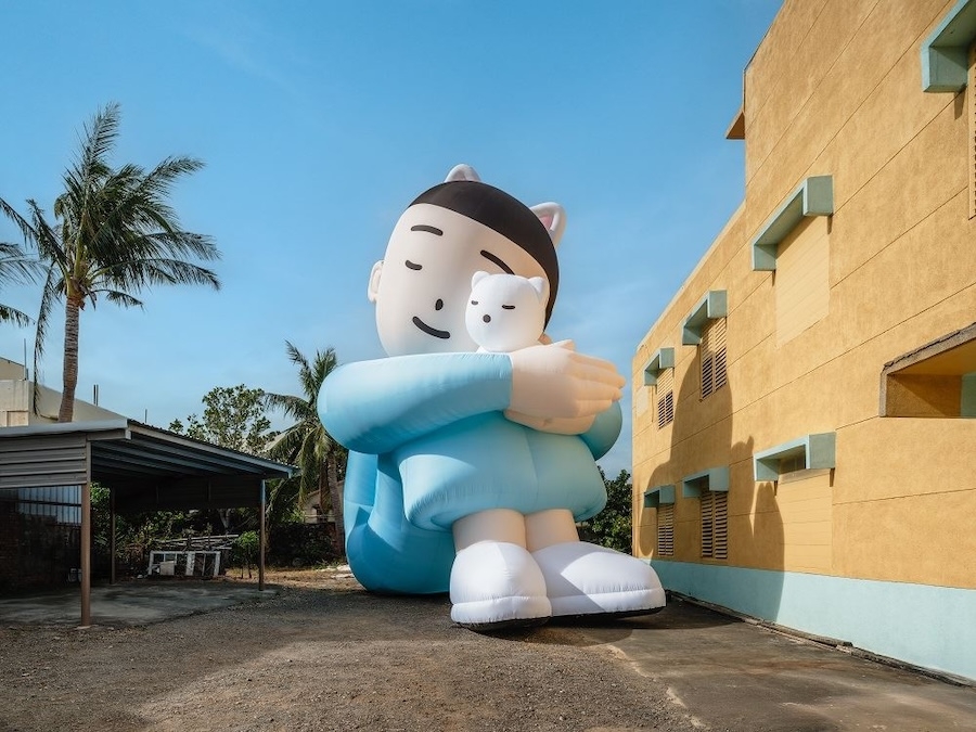 山内庸資〈風城的女孩和貓〉