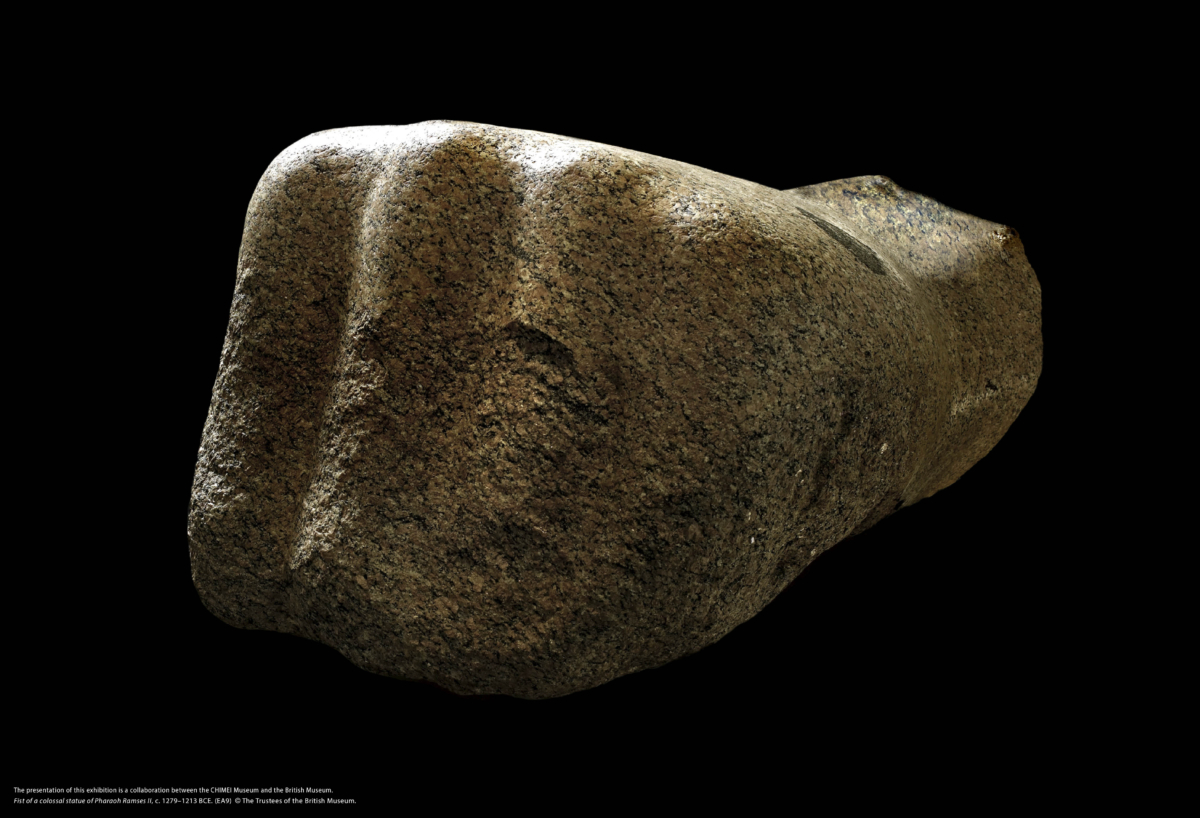 拉美西斯二世巨像的拳頭，約西元前1279–1213年。（EA9）